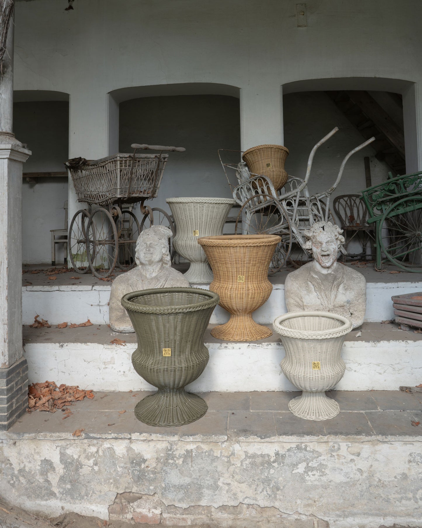 MEDICI Vase on Pedestal, Natural