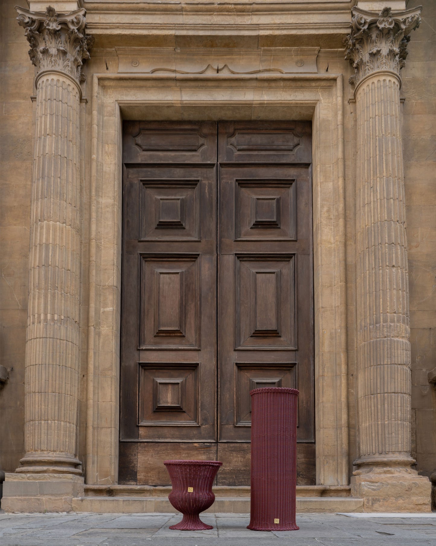 MEDICI Vase on Pedestal, Burgundy