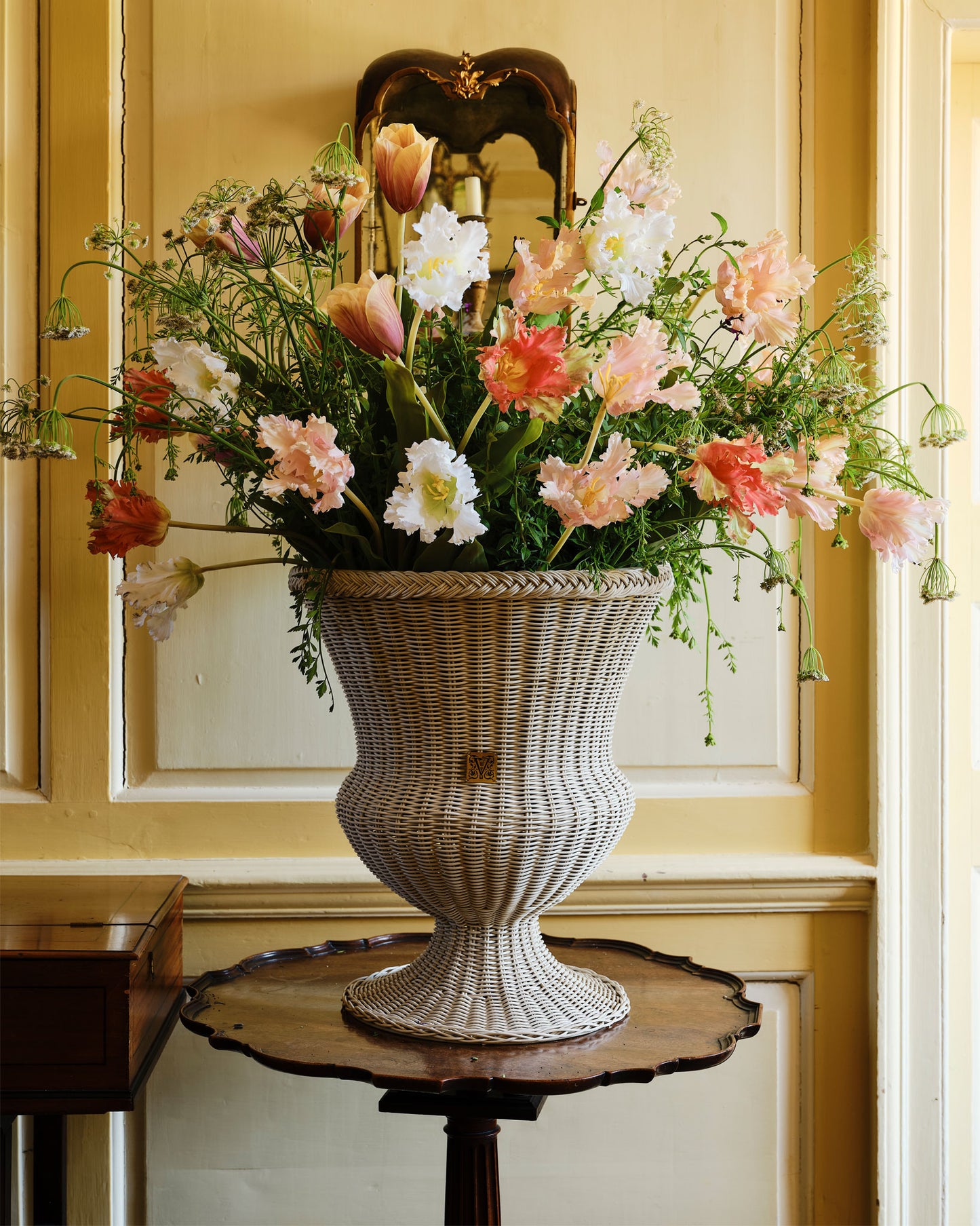 MEDICI Vase mit Podest (80), Knochenweiss