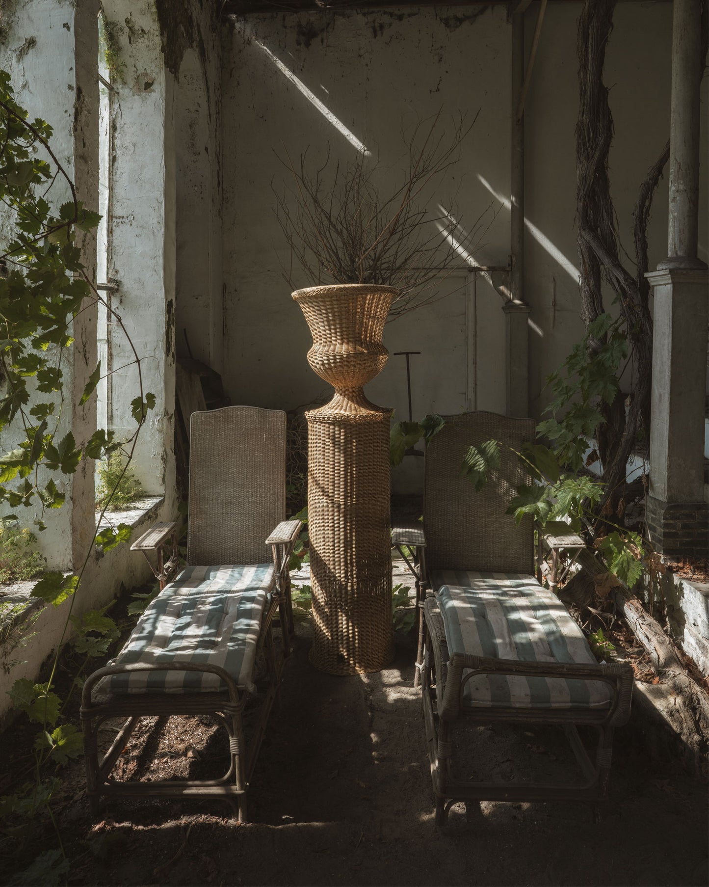 MEDICI Vase on Pedestal, Natural
