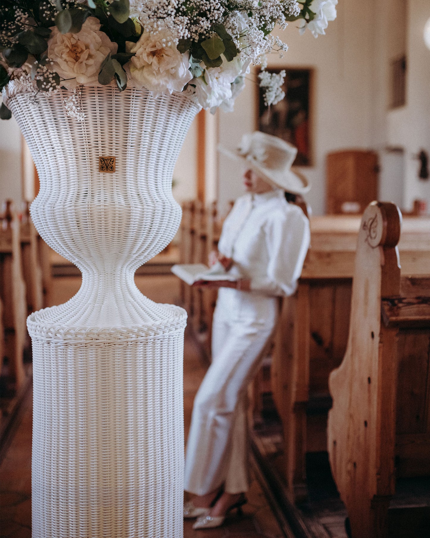 MEDICI Vase mit Podest, Schneeweiss - zur Miete
