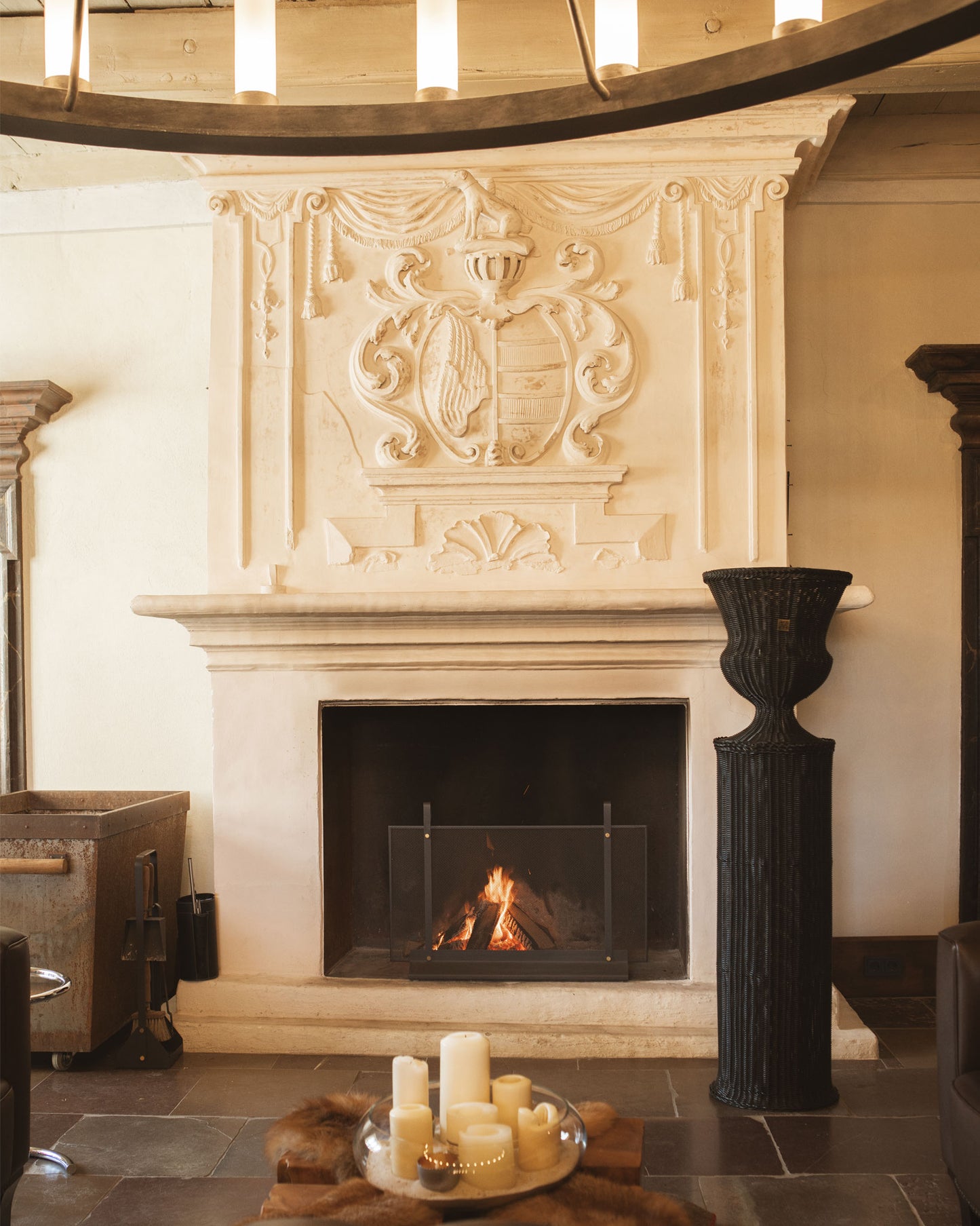MEDICI Vase on Pedestal, Black