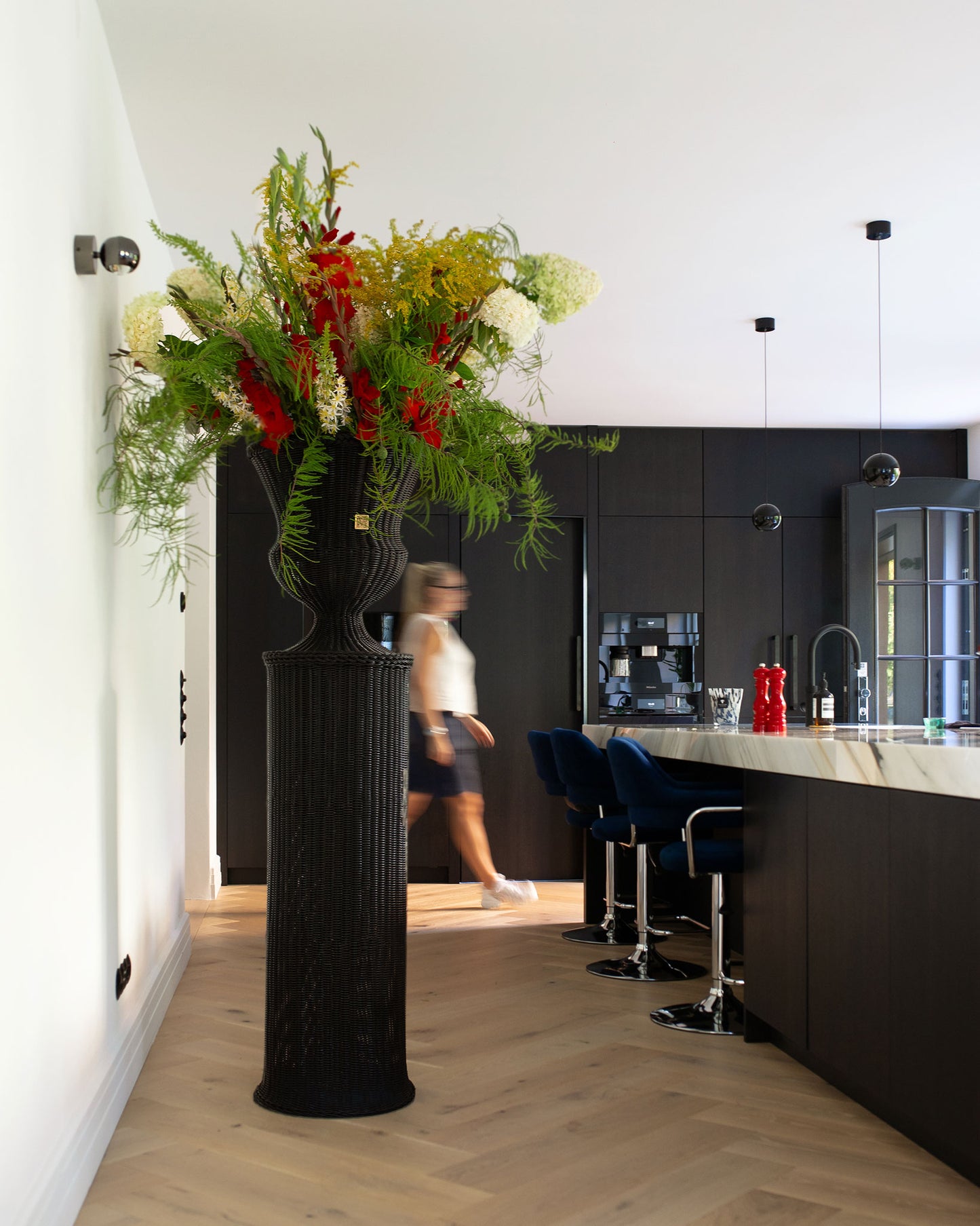 MEDICI Vase on Pedestal, Black