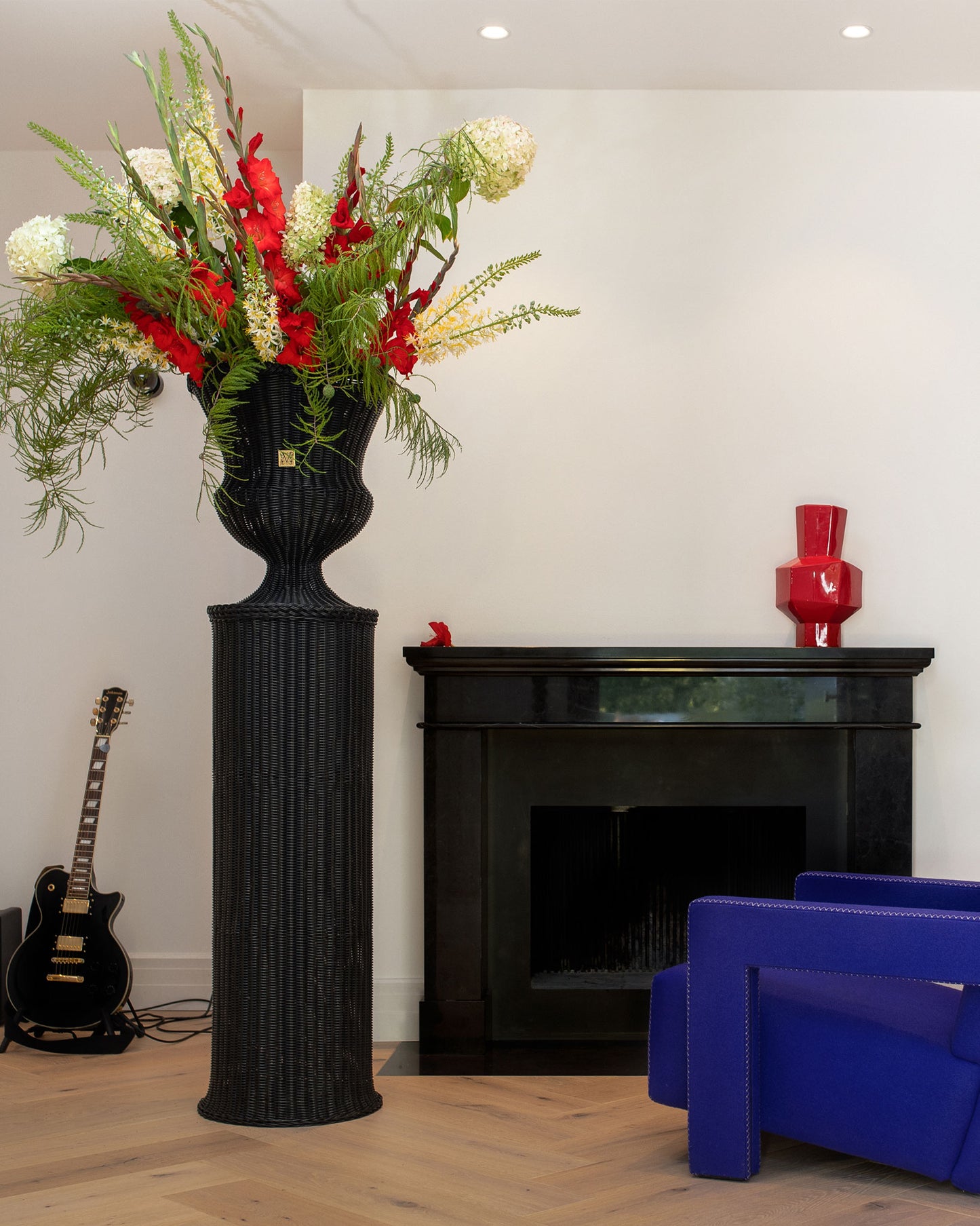 MEDICI Vase on Pedestal, Black