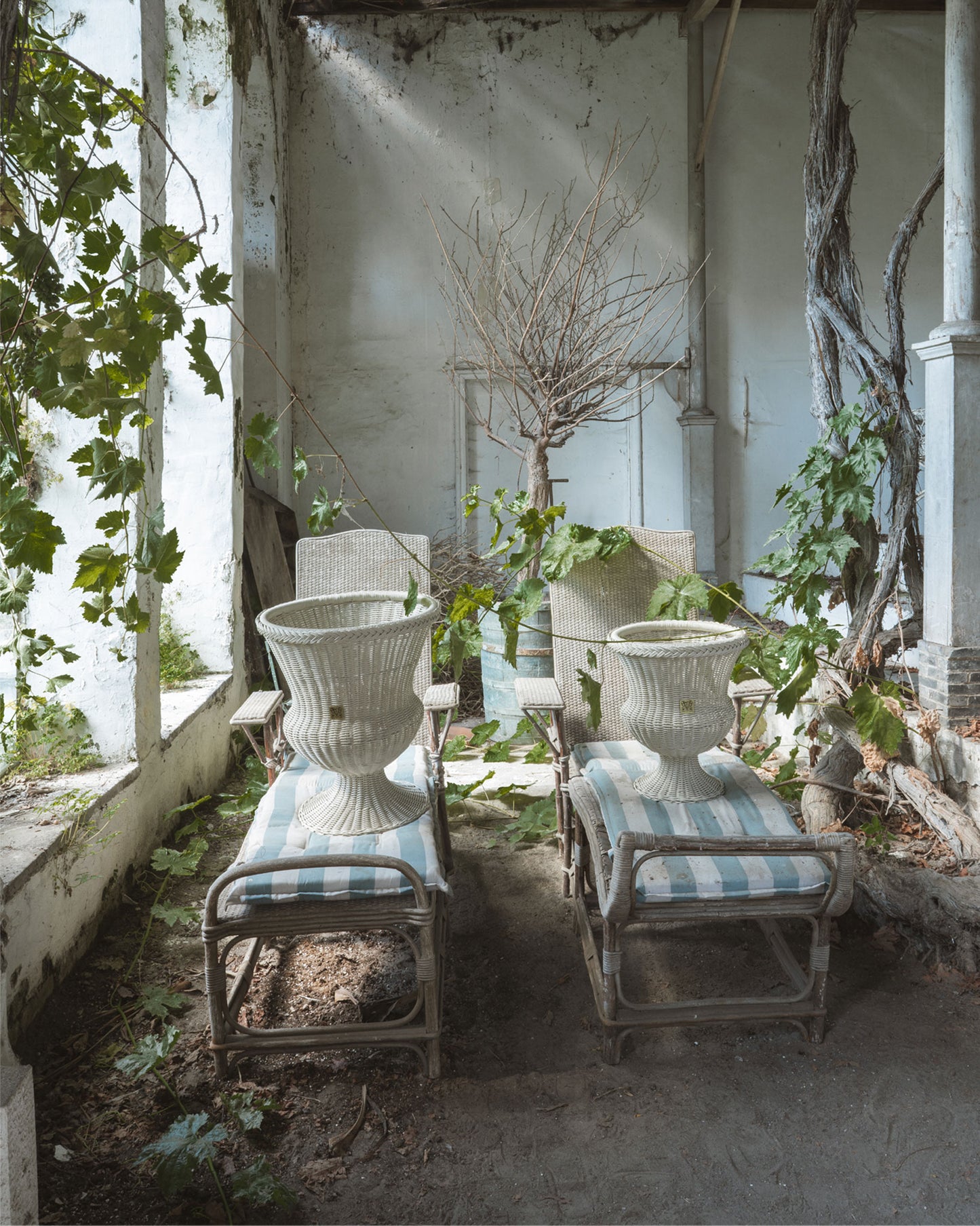 MEDICI Vase mit Podest (80), Knochenweiss