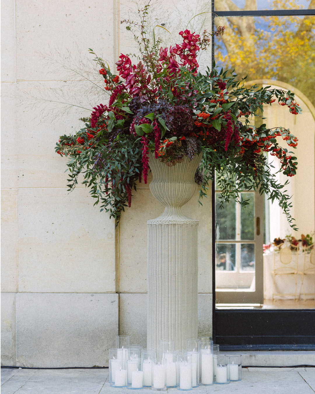 MEDICI Vase mit Podest, Knochenweiss
