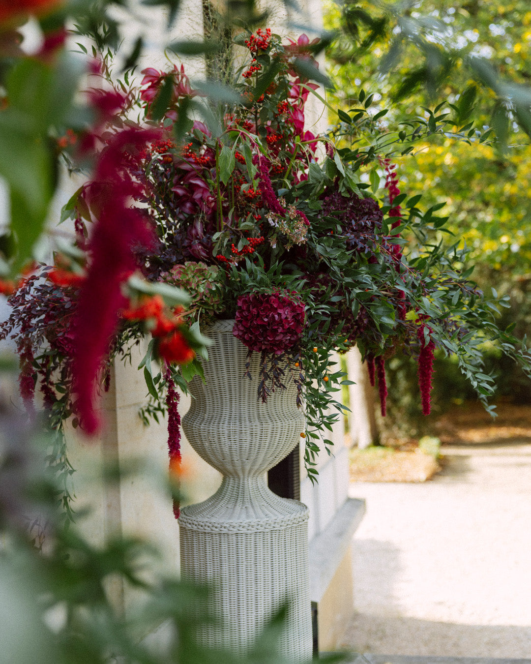 MEDICI Vase mit Podest, Knochenweiss